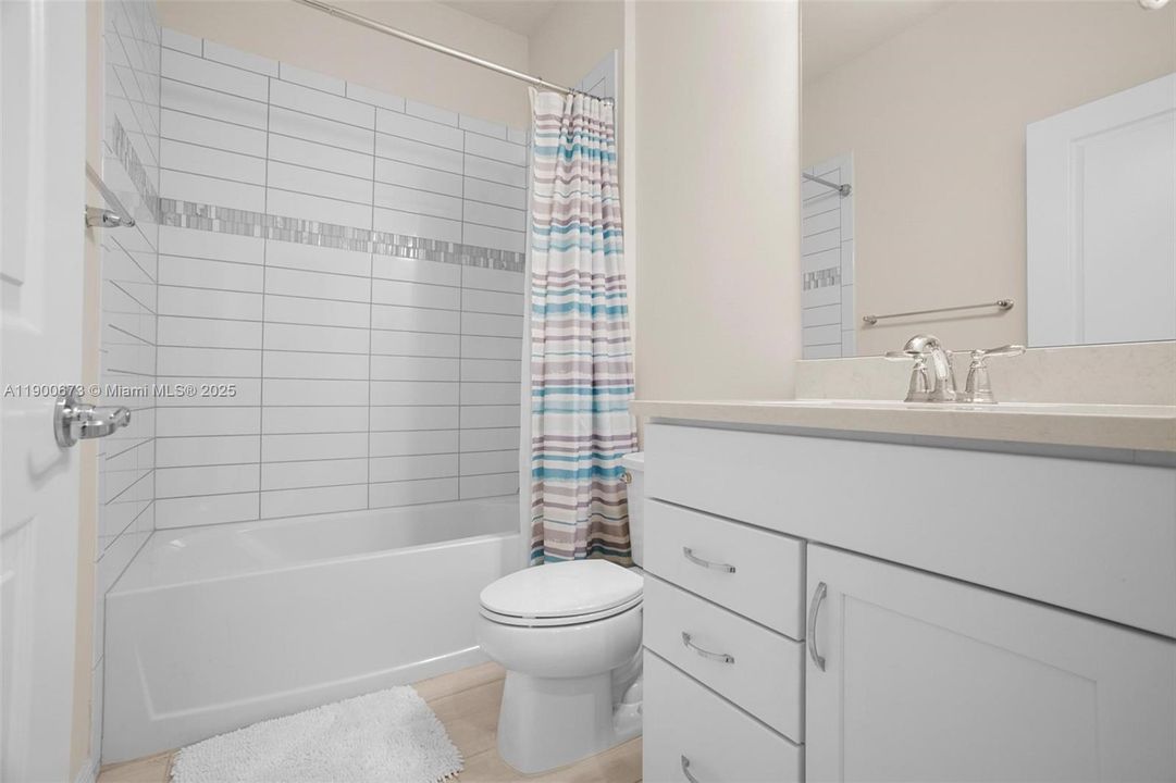 En Venta: $870,000 (5 camas, 3 baños, 2860 Pies cuadrados)