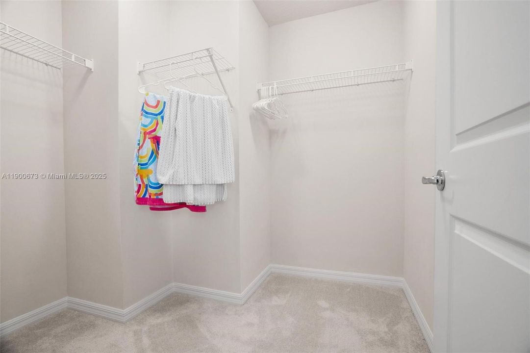 En Venta: $870,000 (5 camas, 3 baños, 2860 Pies cuadrados)