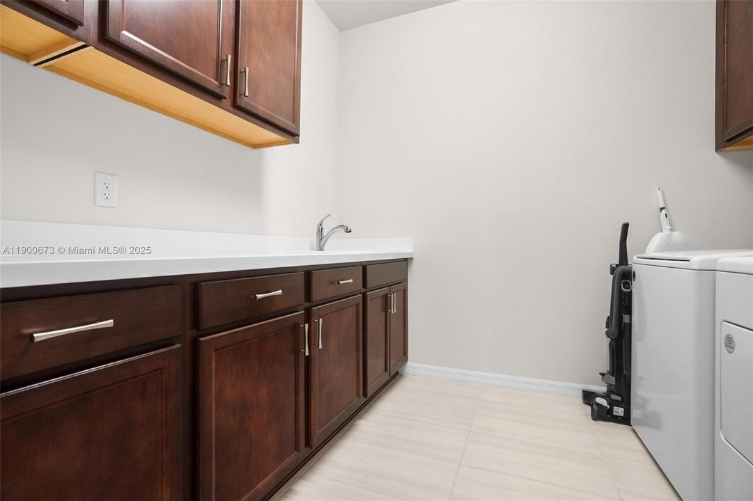 En Venta: $870,000 (5 camas, 3 baños, 2860 Pies cuadrados)