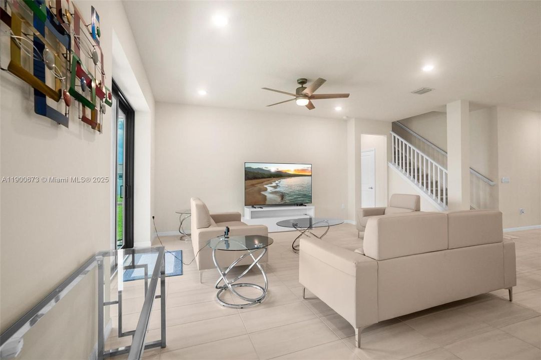 En Venta: $870,000 (5 camas, 3 baños, 2860 Pies cuadrados)