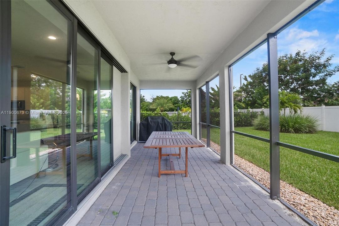 En Venta: $870,000 (5 camas, 3 baños, 2860 Pies cuadrados)