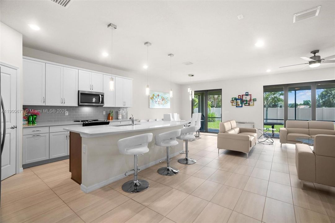 En Venta: $870,000 (5 camas, 3 baños, 2860 Pies cuadrados)