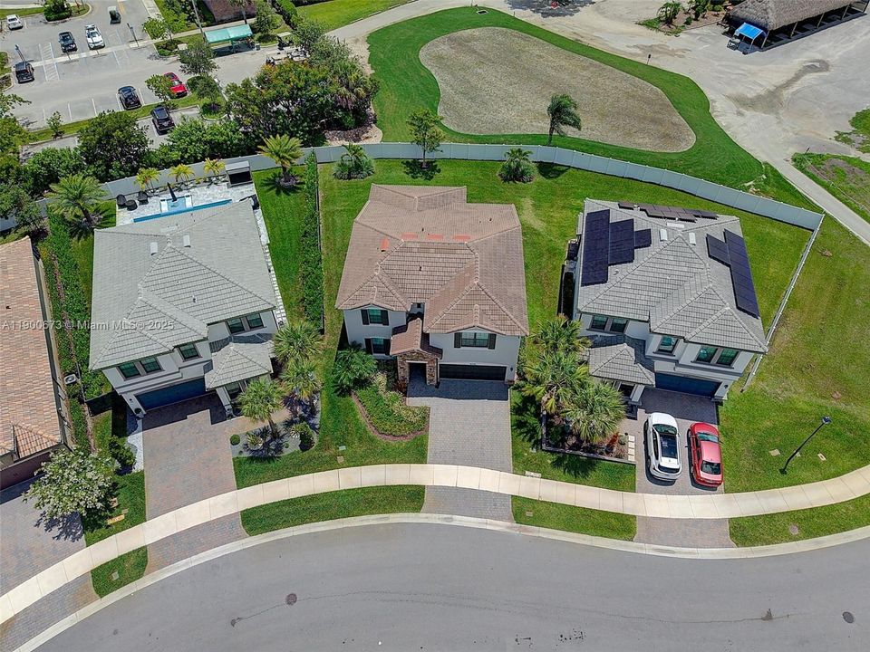 En Venta: $870,000 (5 camas, 3 baños, 2860 Pies cuadrados)