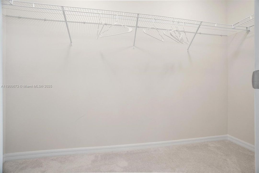 En Venta: $870,000 (5 camas, 3 baños, 2860 Pies cuadrados)