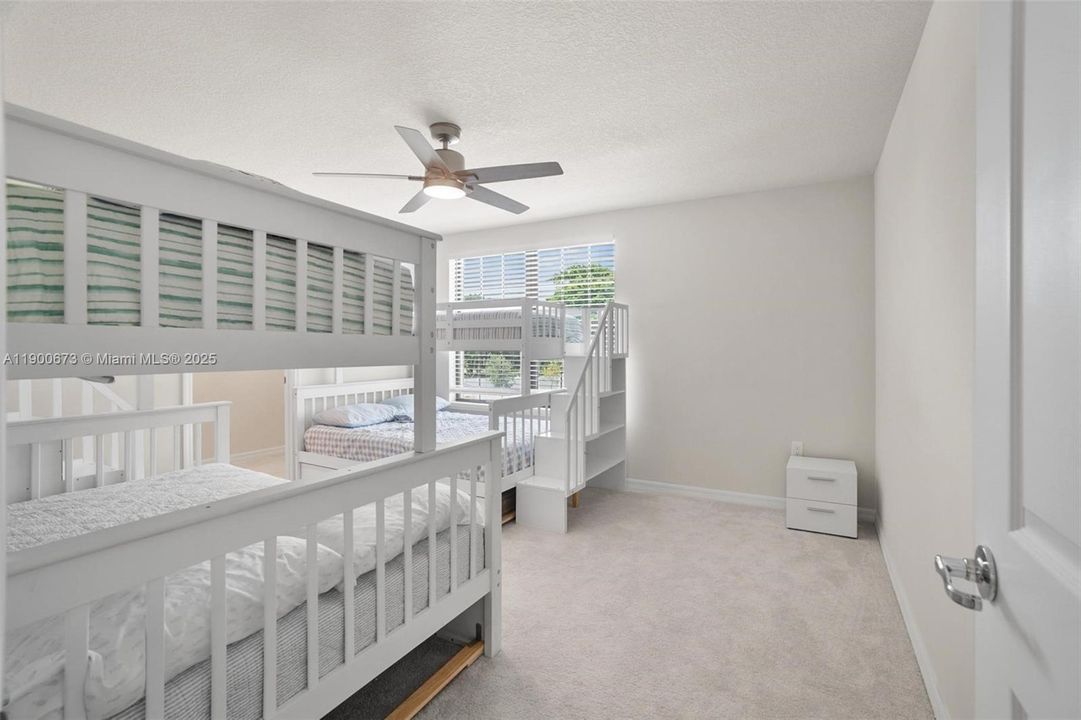 En Venta: $870,000 (5 camas, 3 baños, 2860 Pies cuadrados)