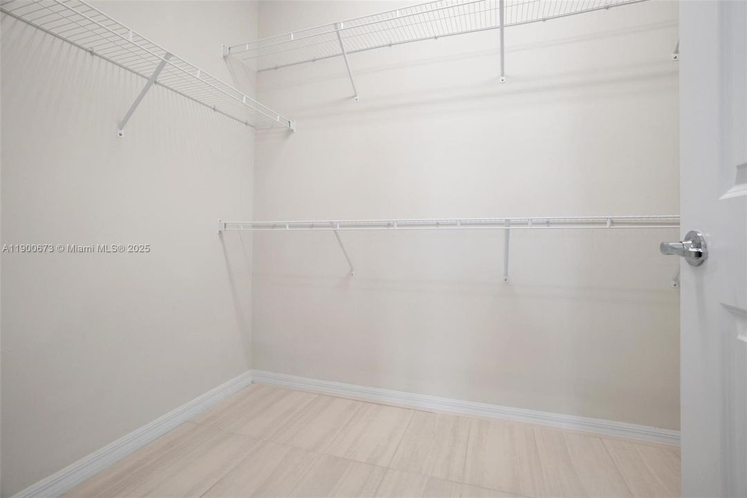 En Venta: $870,000 (5 camas, 3 baños, 2860 Pies cuadrados)