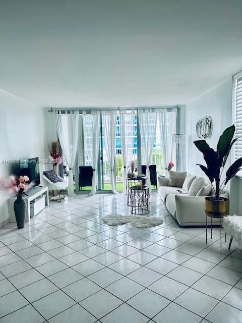 For Rent: $2,270 (1 beds, 1 baths, 1057 Square Feet)
