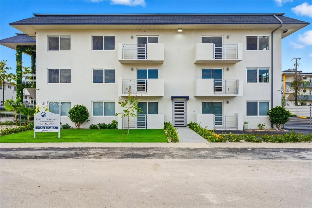 For Rent: $2,550 (2 beds, 2 baths, 876 Square Feet)