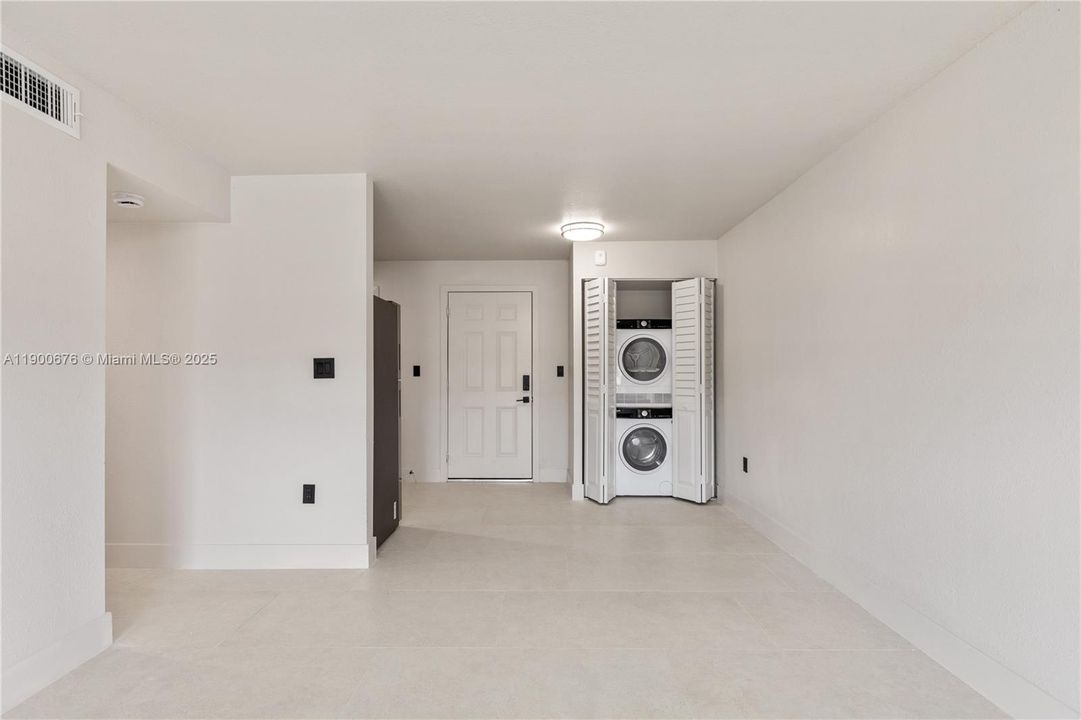 For Rent: $2,550 (2 beds, 2 baths, 876 Square Feet)