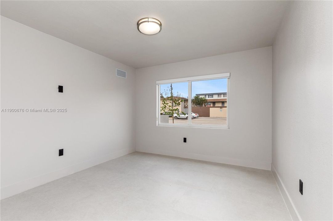 For Rent: $2,550 (2 beds, 2 baths, 876 Square Feet)