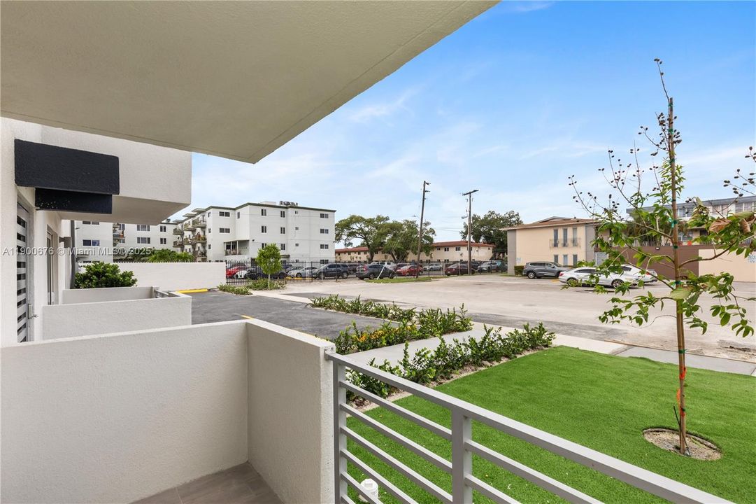 For Rent: $2,550 (2 beds, 2 baths, 876 Square Feet)