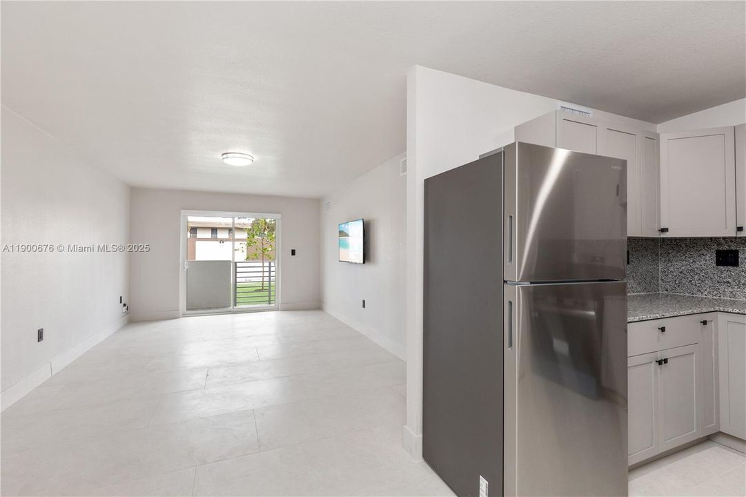 For Rent: $2,550 (2 beds, 2 baths, 876 Square Feet)