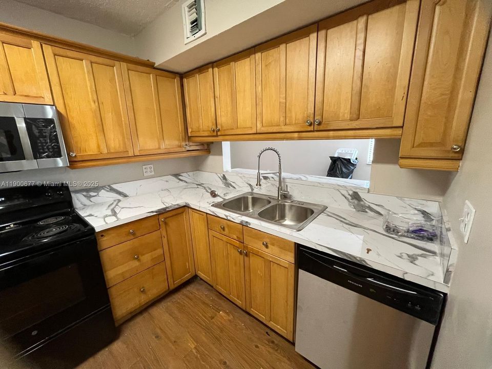 For Rent: $2,300 (3 beds, 2 baths, 1070 Square Feet)