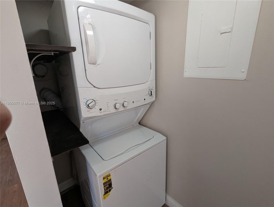 For Rent: $2,300 (3 beds, 2 baths, 1070 Square Feet)