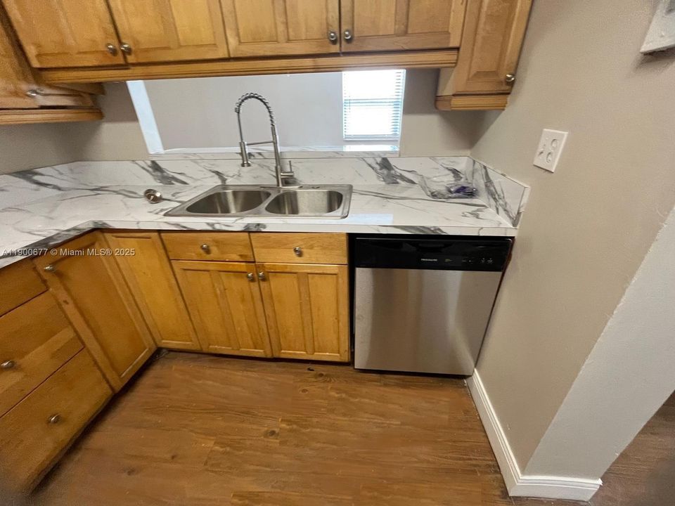 For Rent: $2,300 (3 beds, 2 baths, 1070 Square Feet)