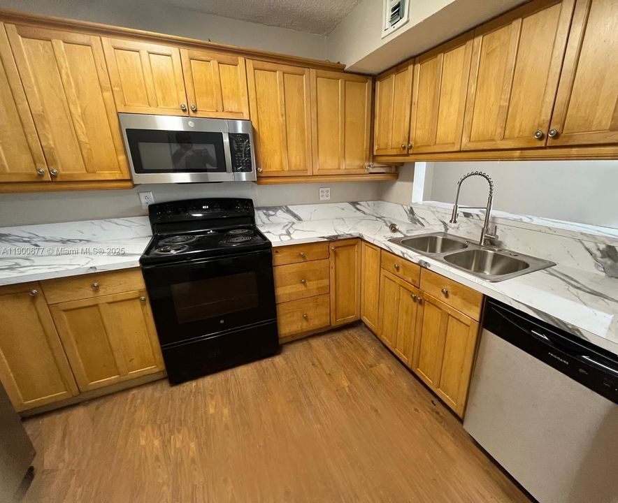 For Rent: $2,300 (3 beds, 2 baths, 1070 Square Feet)