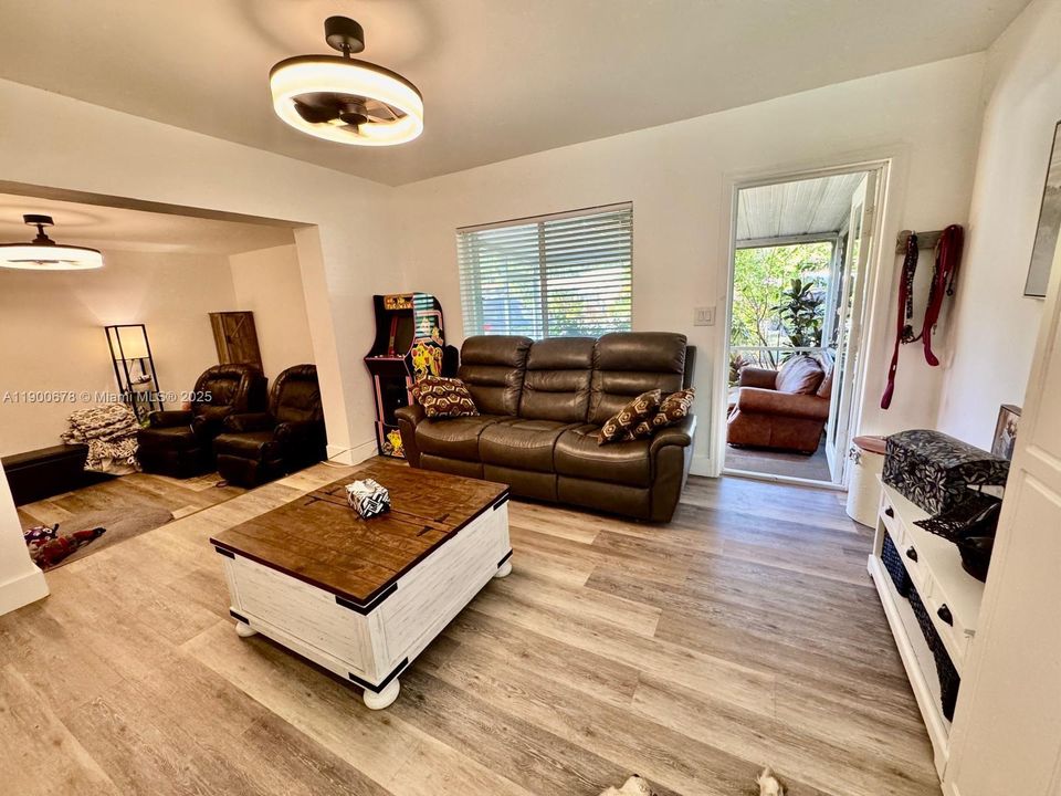 For Sale: $515,000 (3 beds, 1 baths, 1112 Square Feet)