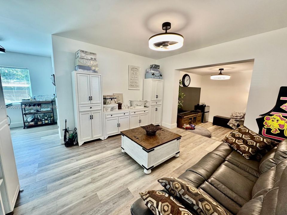 For Sale: $515,000 (3 beds, 1 baths, 1112 Square Feet)