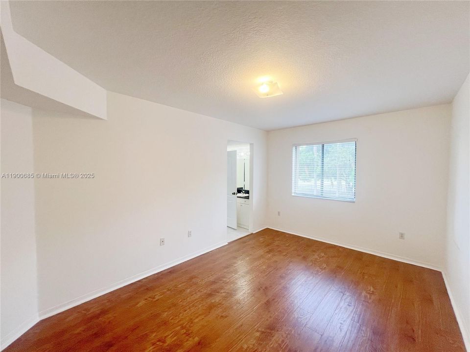 For Rent: $2,700 (3 beds, 2 baths, 1208 Square Feet)