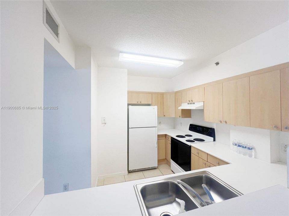 For Rent: $2,700 (3 beds, 2 baths, 1208 Square Feet)