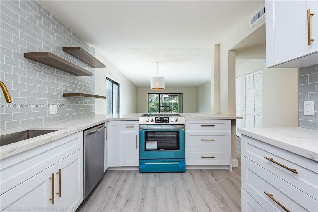 For Sale: $345,000 (2 beds, 2 baths, 1231 Square Feet)