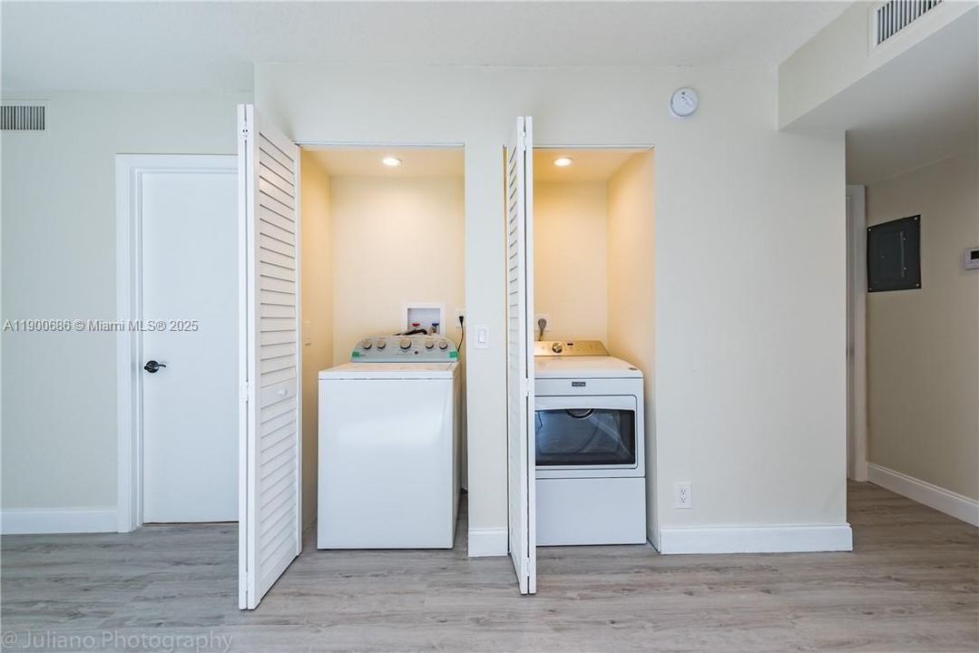 For Sale: $345,000 (2 beds, 2 baths, 1231 Square Feet)