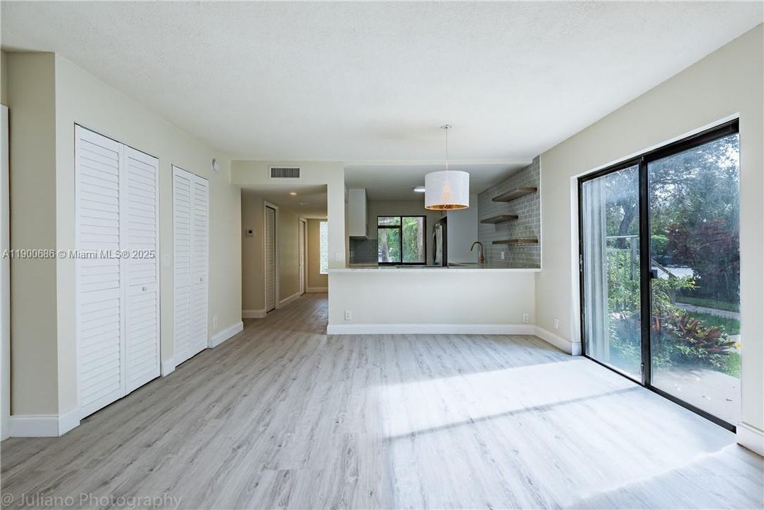 For Sale: $345,000 (2 beds, 2 baths, 1231 Square Feet)