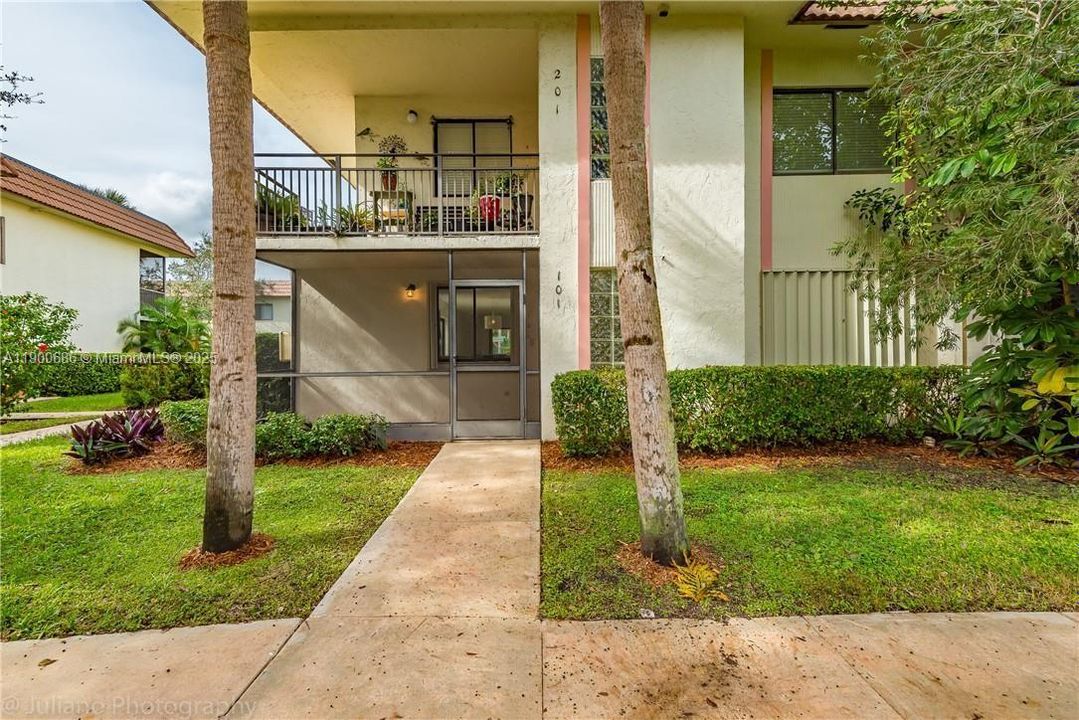 For Sale: $345,000 (2 beds, 2 baths, 1231 Square Feet)