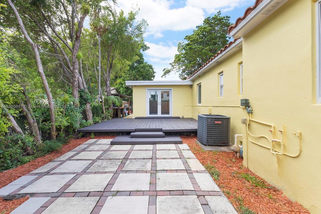 For Sale: $1,800,000 (3 beds, 2 baths, 2778 Square Feet)