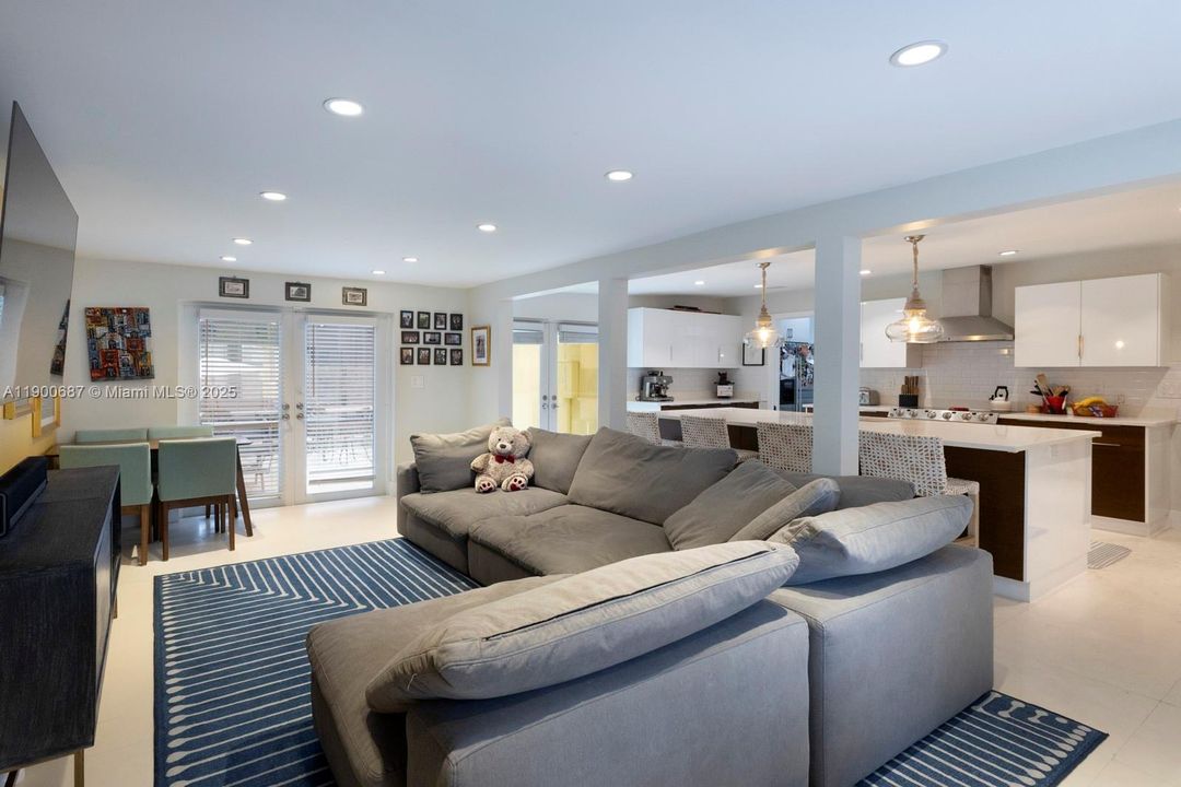 For Sale: $1,800,000 (3 beds, 2 baths, 2778 Square Feet)