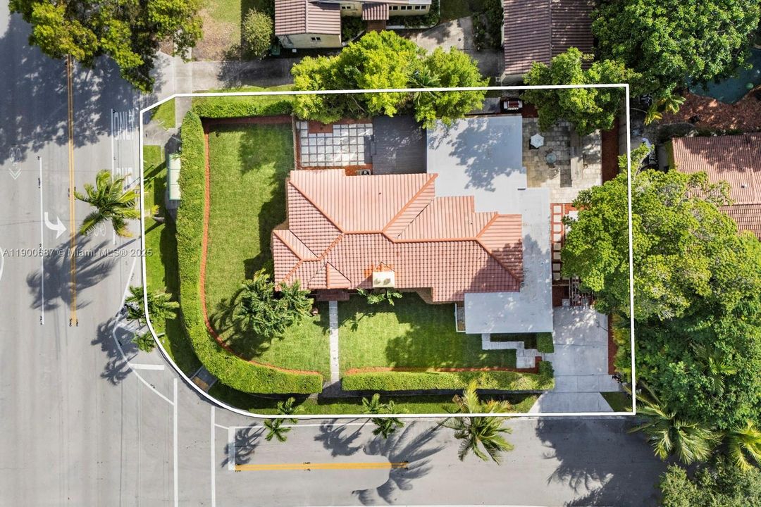 For Sale: $1,800,000 (3 beds, 2 baths, 2778 Square Feet)