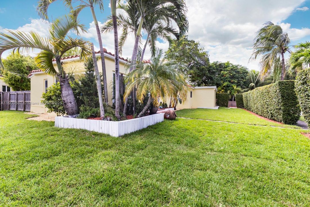 For Sale: $1,800,000 (3 beds, 2 baths, 2778 Square Feet)