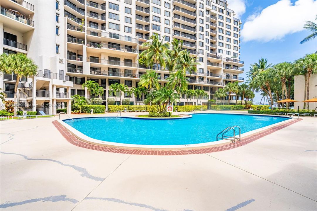 For Sale: $389,900 (1 beds, 1 baths, 690 Square Feet)