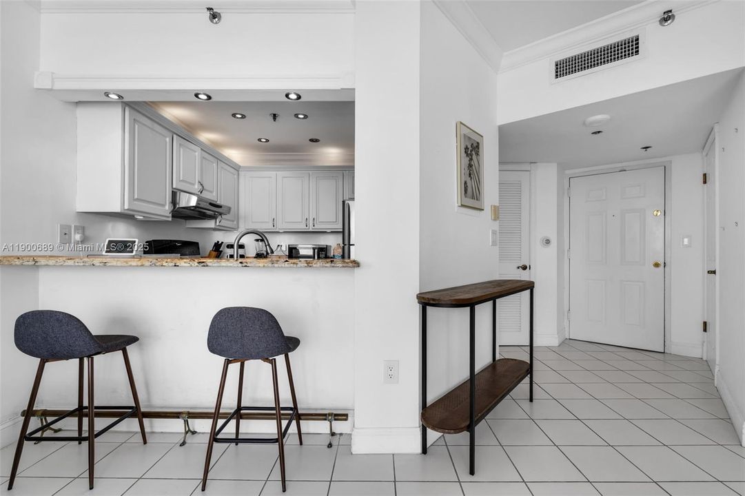 For Sale: $389,900 (1 beds, 1 baths, 690 Square Feet)