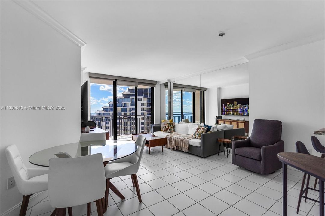 For Sale: $389,900 (1 beds, 1 baths, 690 Square Feet)