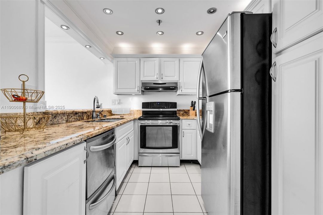 For Sale: $389,900 (1 beds, 1 baths, 690 Square Feet)