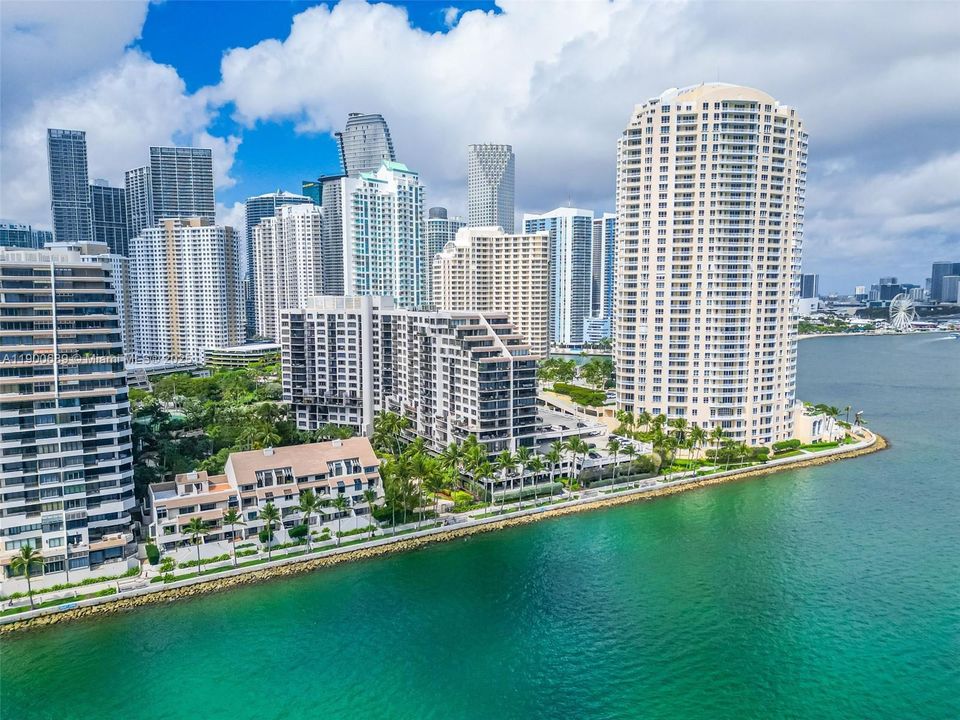 For Sale: $389,900 (1 beds, 1 baths, 690 Square Feet)