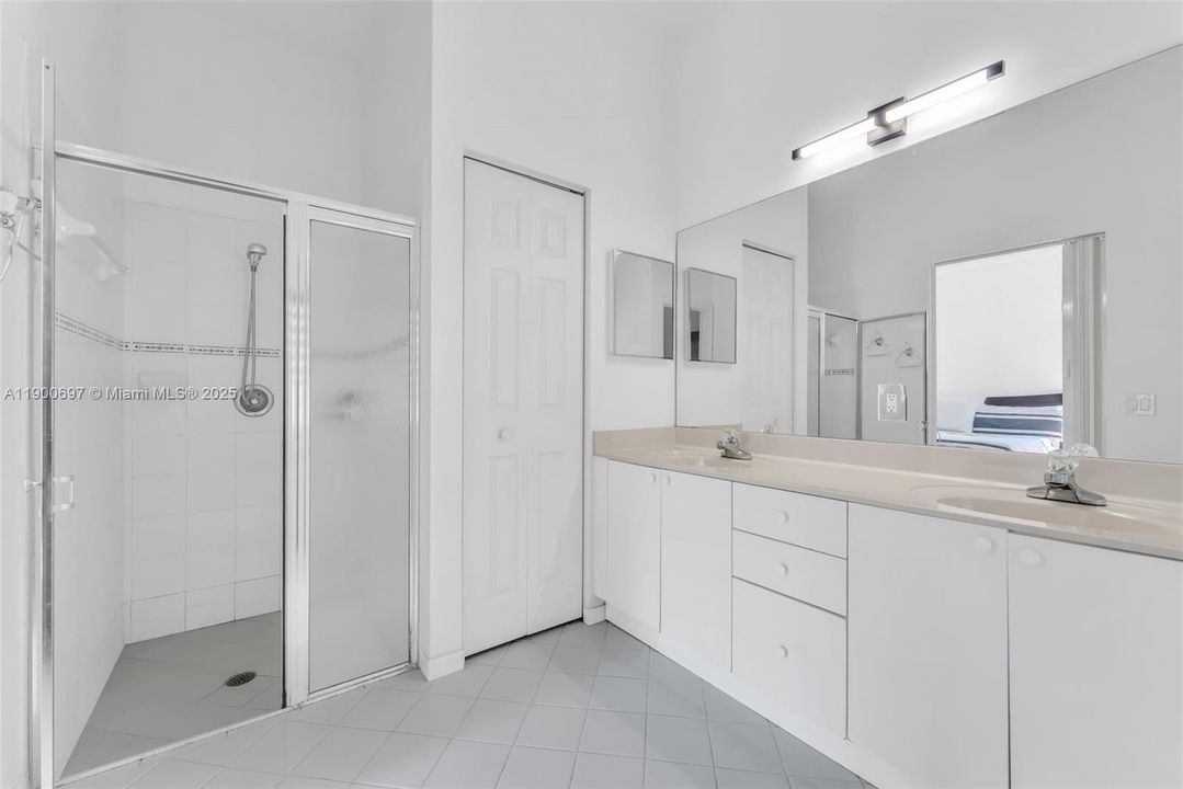 Под контрактом: $799,000 (4 спален, 2 ванн, 1915 Квадратных фут)