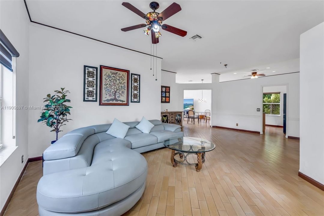 Под контрактом: $799,000 (4 спален, 2 ванн, 1915 Квадратных фут)