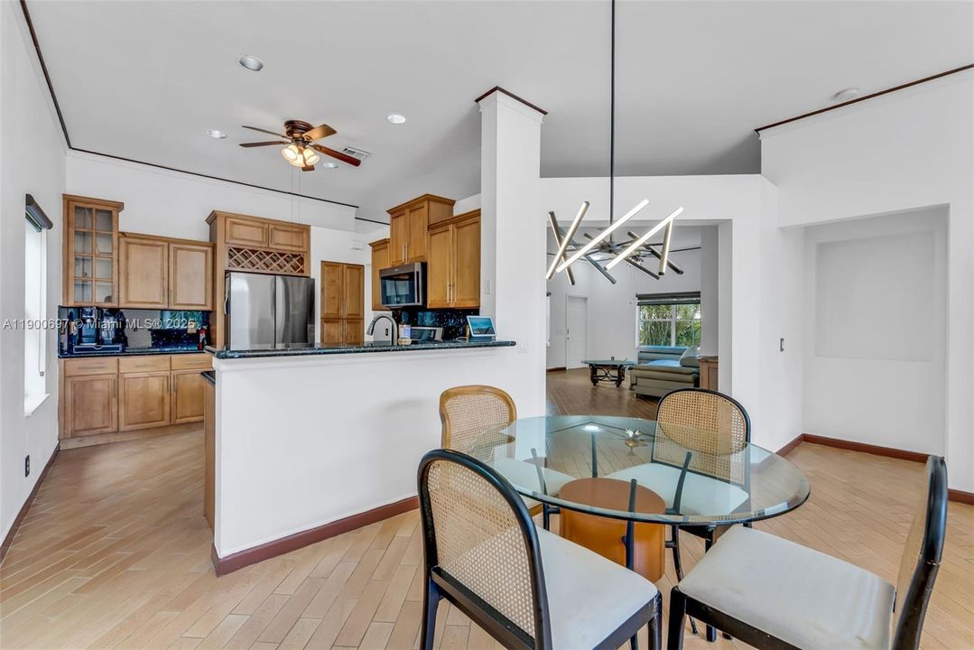 Под контрактом: $799,000 (4 спален, 2 ванн, 1915 Квадратных фут)