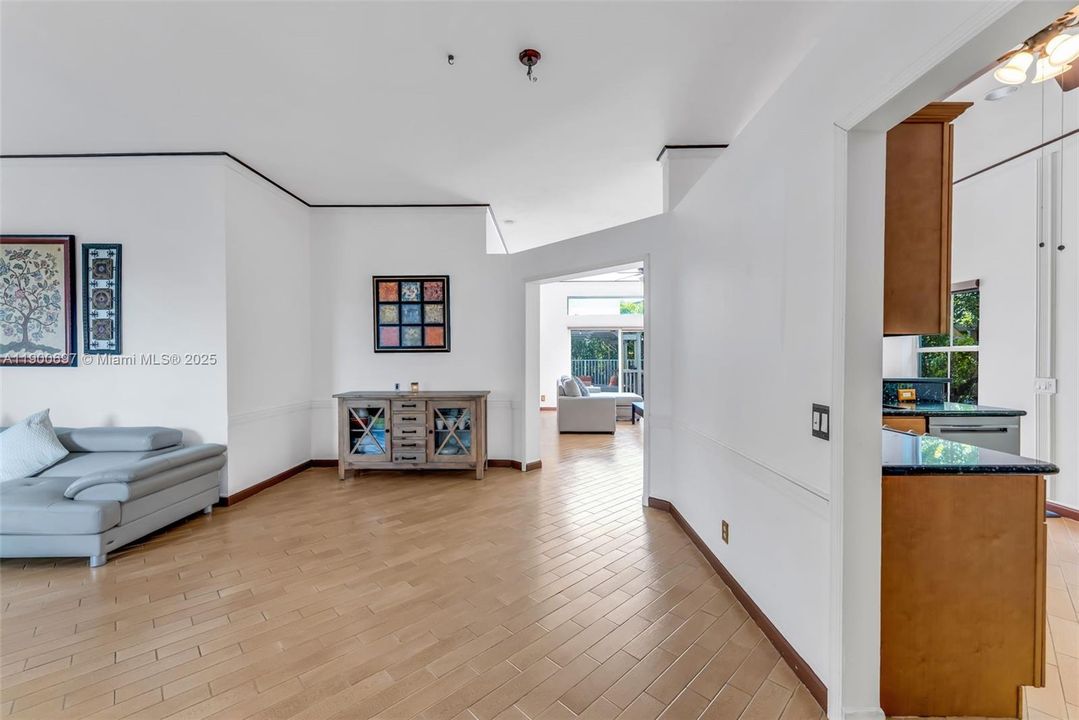 Под контрактом: $799,000 (4 спален, 2 ванн, 1915 Квадратных фут)