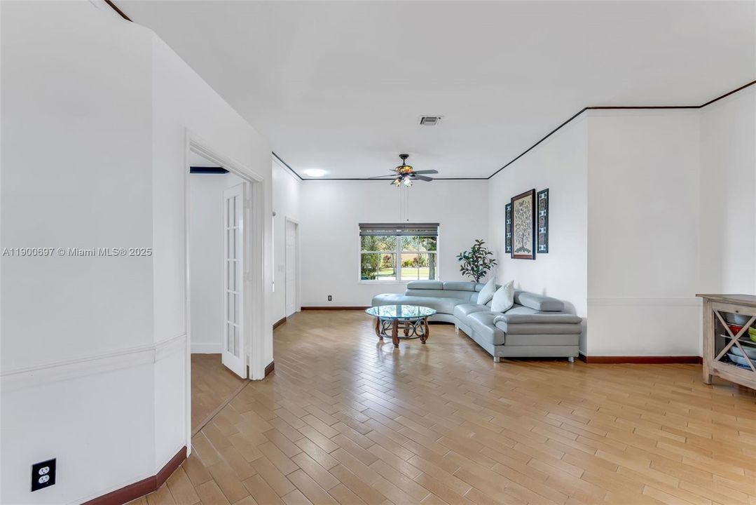 Под контрактом: $799,000 (4 спален, 2 ванн, 1915 Квадратных фут)