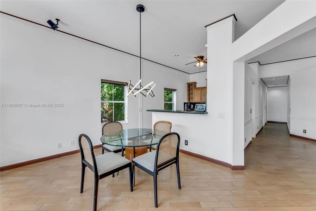 Под контрактом: $799,000 (4 спален, 2 ванн, 1915 Квадратных фут)