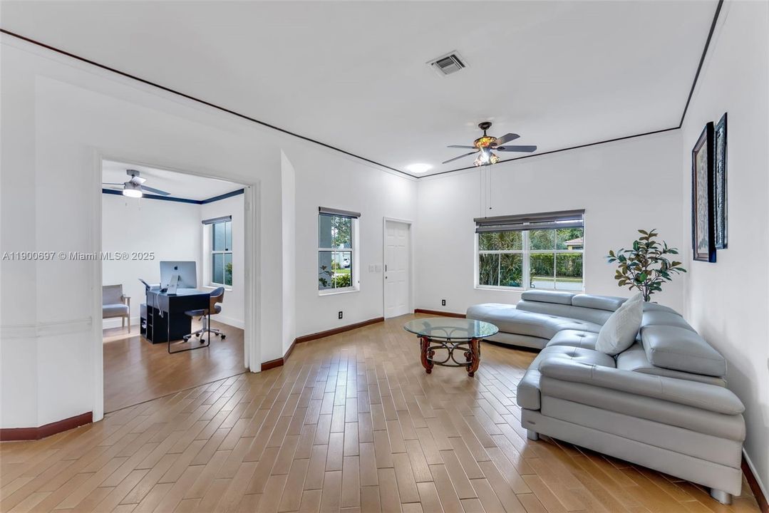 Под контрактом: $799,000 (4 спален, 2 ванн, 1915 Квадратных фут)