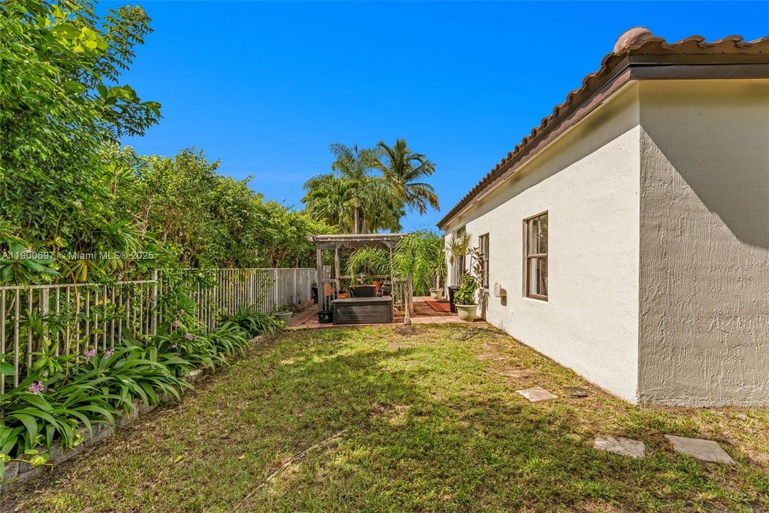 Под контрактом: $799,000 (4 спален, 2 ванн, 1915 Квадратных фут)