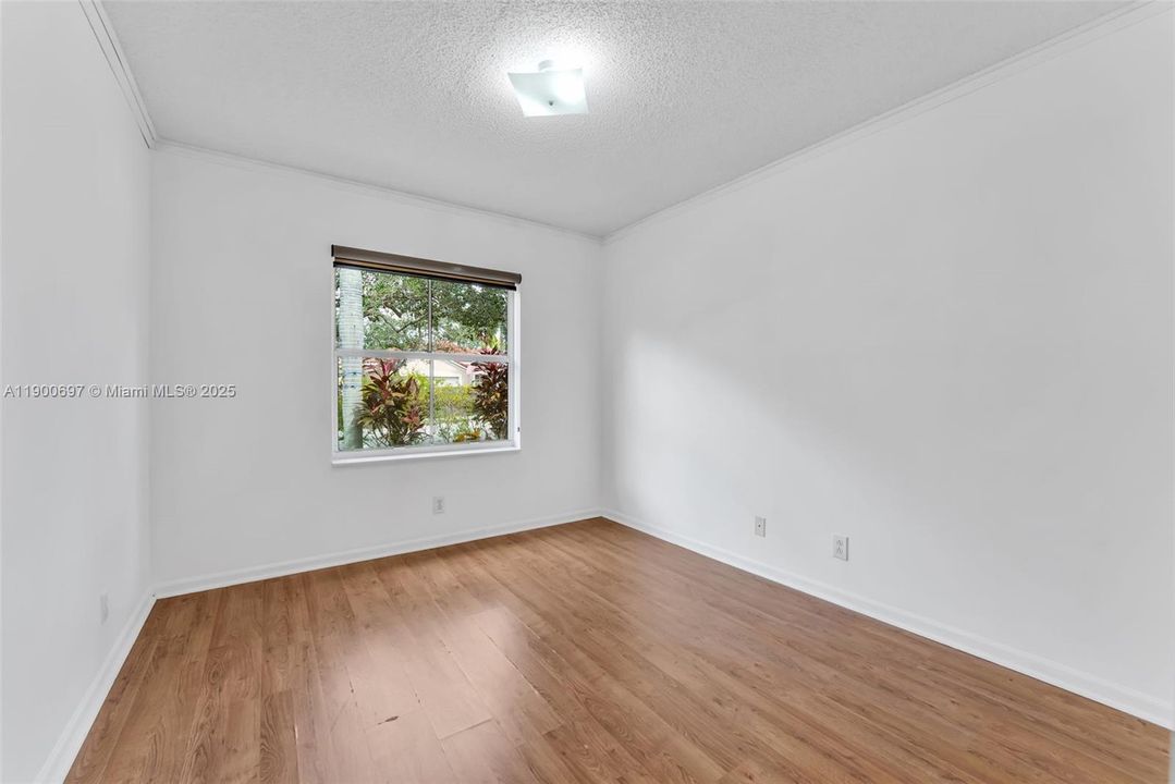 Под контрактом: $799,000 (4 спален, 2 ванн, 1915 Квадратных фут)