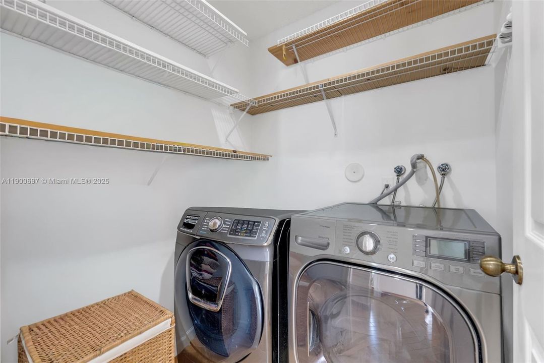 Под контрактом: $799,000 (4 спален, 2 ванн, 1915 Квадратных фут)