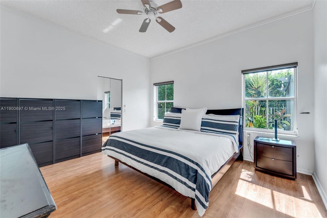 Под контрактом: $799,000 (4 спален, 2 ванн, 1915 Квадратных фут)