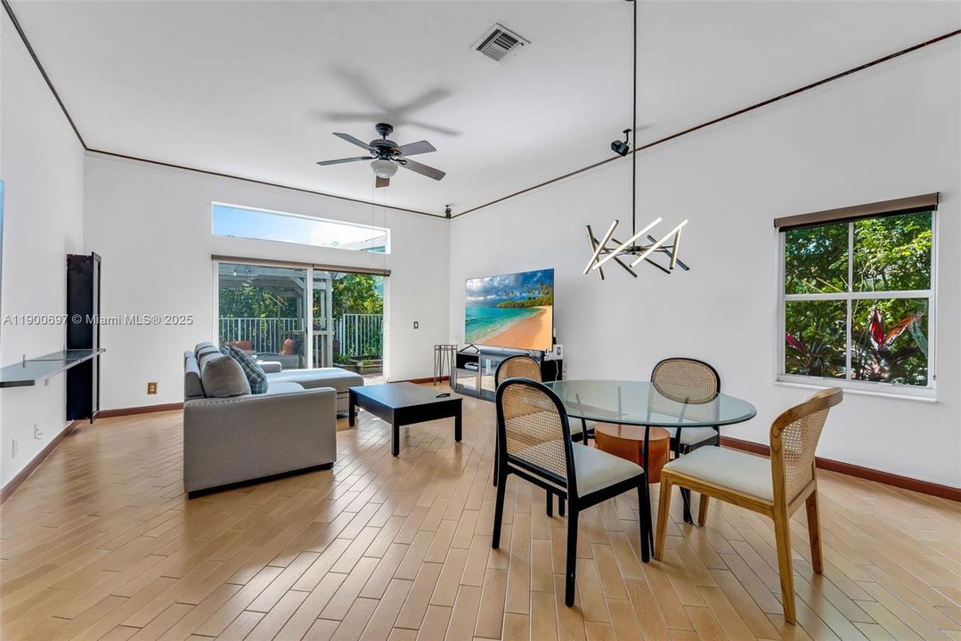 Под контрактом: $799,000 (4 спален, 2 ванн, 1915 Квадратных фут)