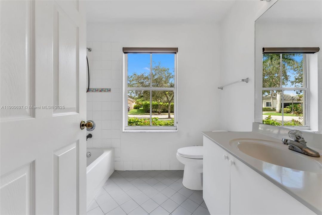 Под контрактом: $799,000 (4 спален, 2 ванн, 1915 Квадратных фут)